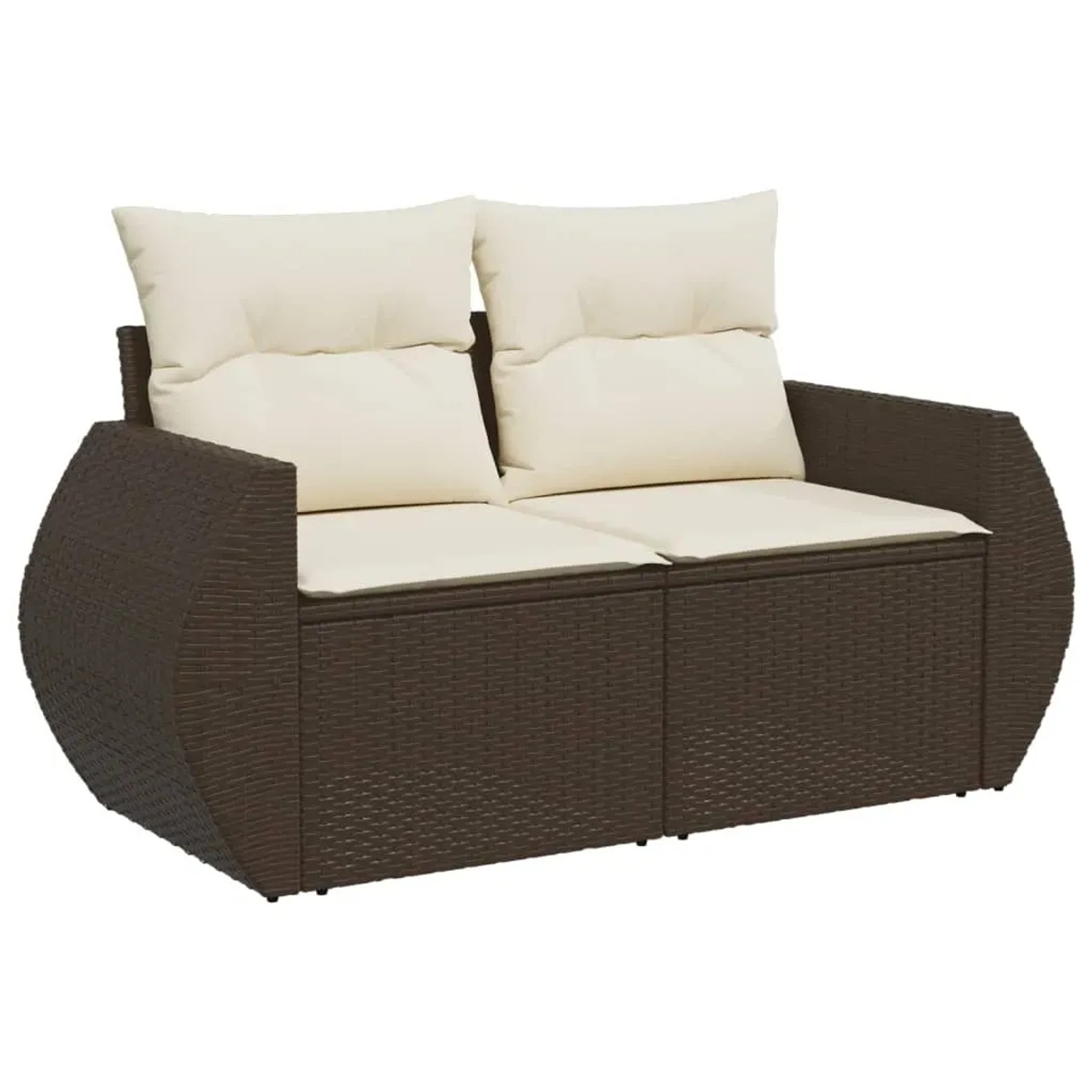Braune 2-Sitzer Garten-Sofagarnitur aus Rattan mit cremefarbenen Kissen.