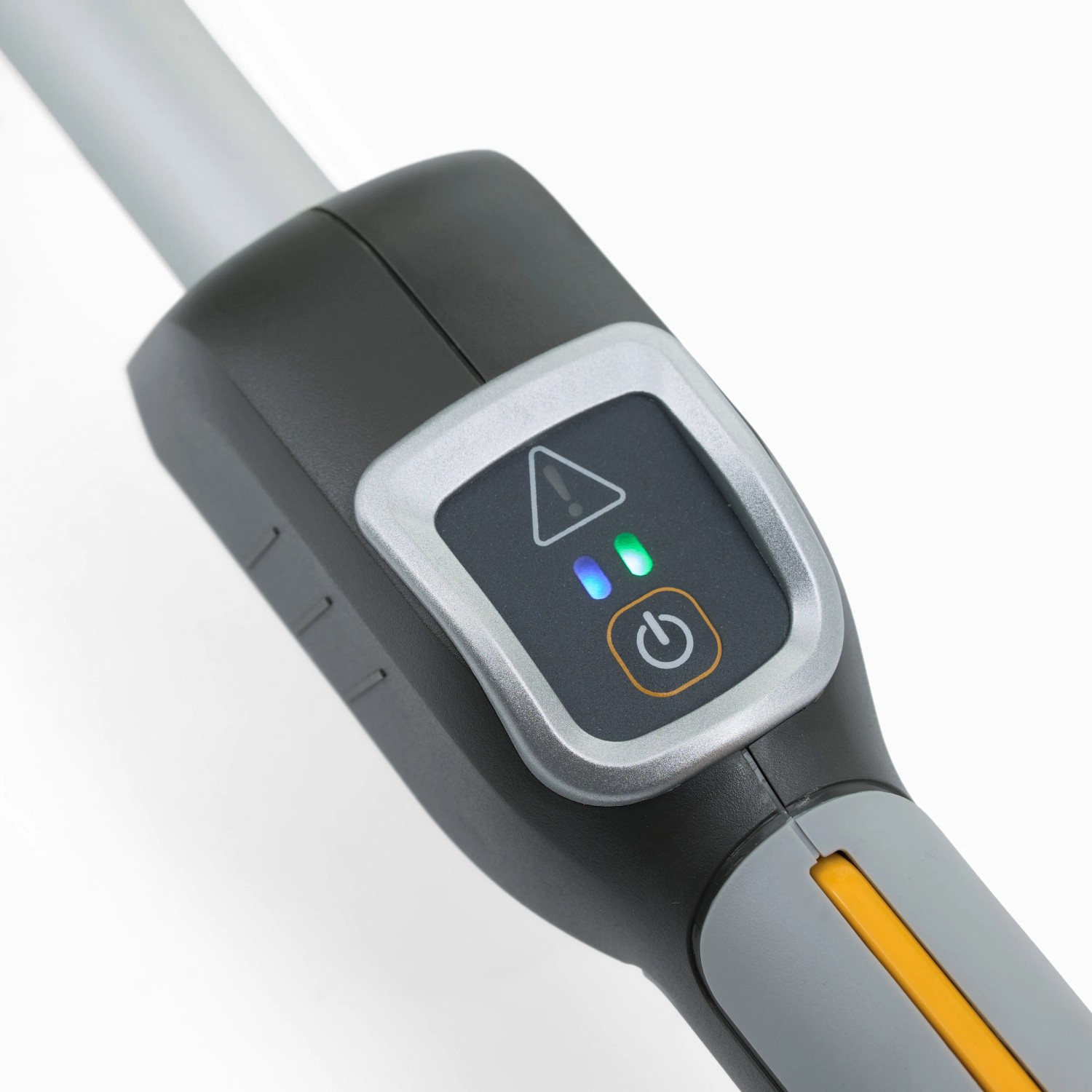 Detailaufnahme: Bedienelemente des Stiga Akku-Rasentrimmers GT 500e mit Startknopf und LED-Anzeigen.