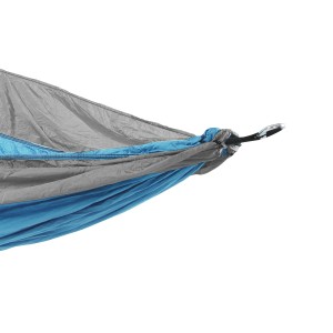 Detailaufnahme: Blaue und graue Svita Hängematte mit Befestigung für Outdoor Camping.
