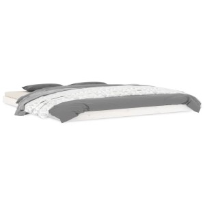 Weißes Massivholzbett (180x200 cm) mit Lattenrost und grauer Bettwäsche.