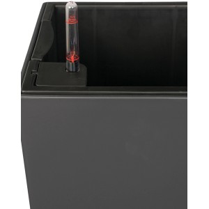 Detailaufnahme: Anthrazitfarbener Pflanzwerk® Square Pflanzkübel 55x30x30 cm mit Wasserstandsanzeige.