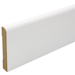 Weiß lackierte Sockelleiste, 58x10x2400 mm, für harmonischen Wandabschluss.