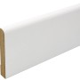 Weiß lackierte Sockelleiste, 58x10x2400 mm, für harmonischen Wandabschluss.