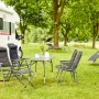 Siena Garden Campingsessel Premium, anthrazitfarbener Klappstuhl mit AirMesh Bezug vor Wohnmobil und im Garten.