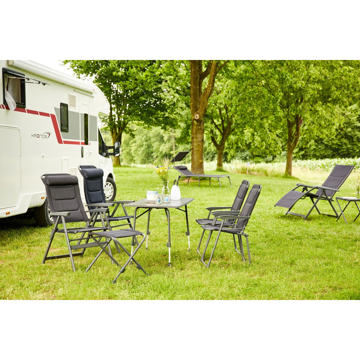 Siena Garden Campingsessel Premium, anthrazitfarbener Klappstuhl mit AirMesh Bezug vor Wohnmobil und im Garten.