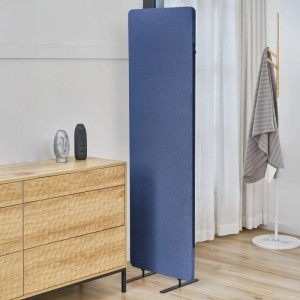 Blaue Svita Otis Stellwand, freistehender Raumteiler mit Polyester-Oberfläche und stabilen Metallfüßen in modernem Raum.