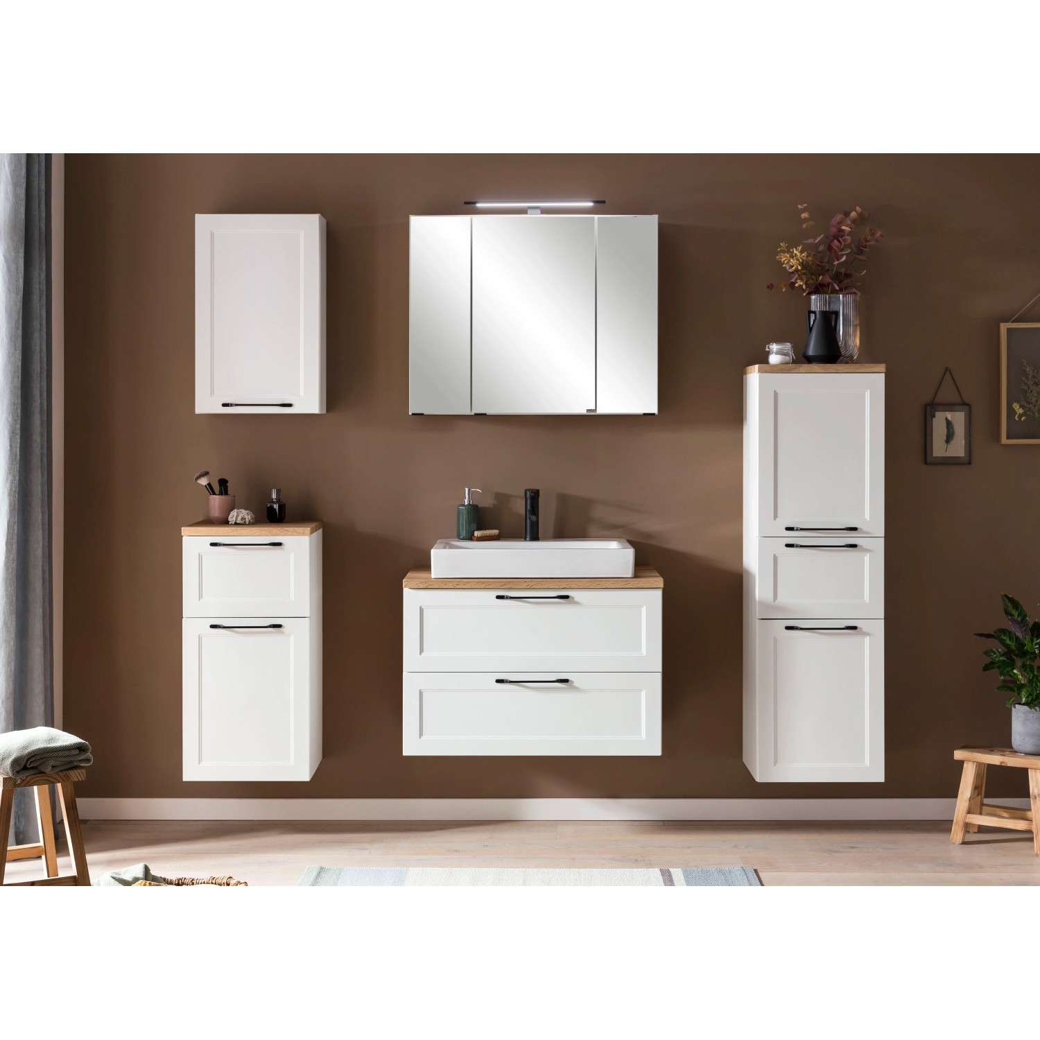 Held Möbel Padua Badmöbel-Set in Weiß: Unterschrank, Hängeelemente und Spiegelschrank für ein stilvolles Badezimmer.