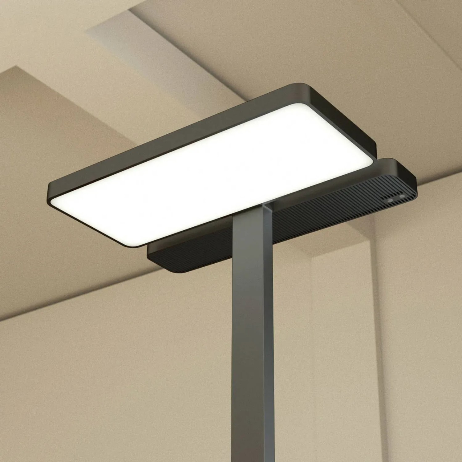 Moderne, dimmbare LED-Stehlampe Aila in Schwarz mit Bewegungsmelder für Büro/Arbeitszimmer.