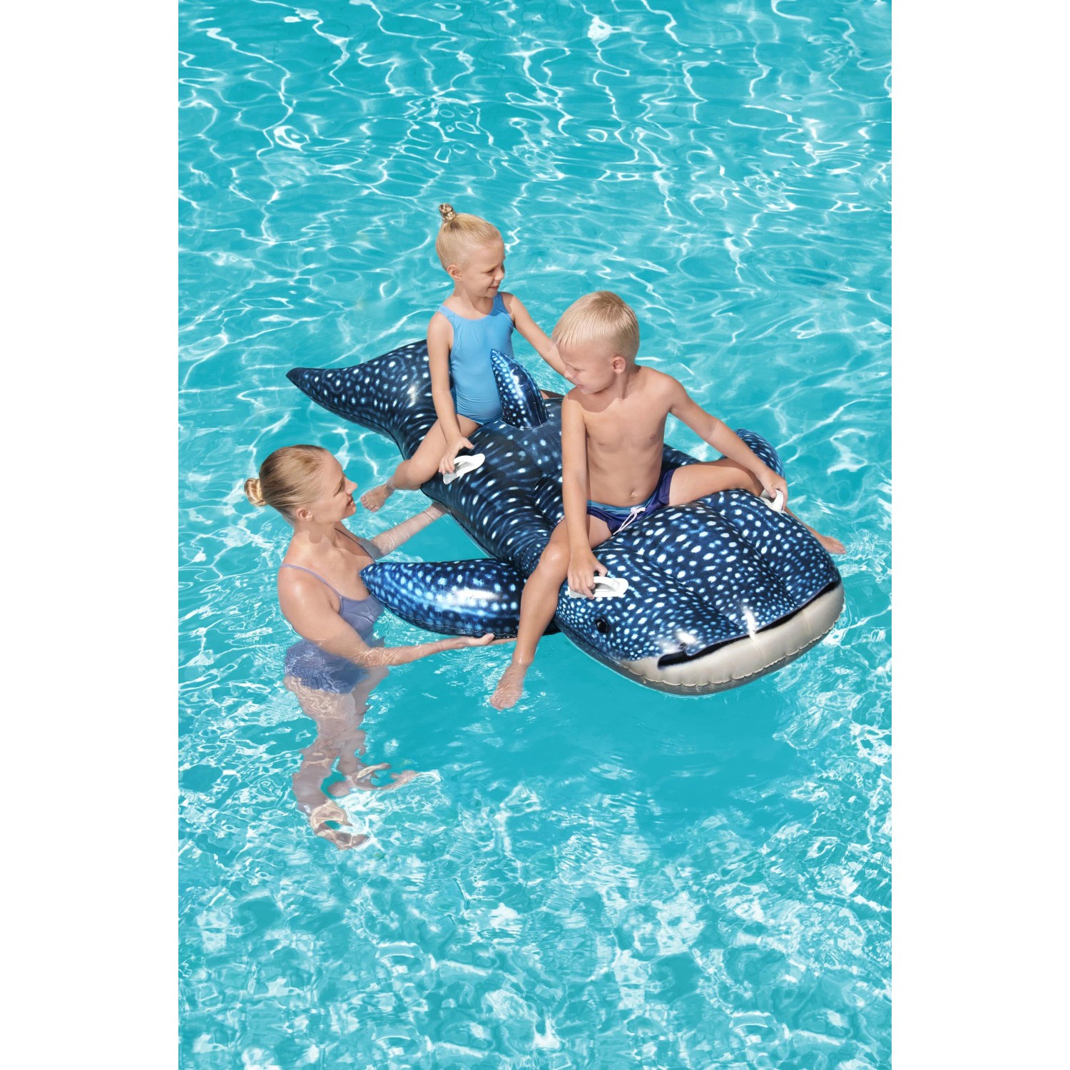 Bestway Schwimmtier Walhai mit Kindern im Pool, aufblasbar, mit Haltegriffen.