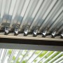 Detailaufnahme des Lamellendachs vom Home Deluxe Pavillon Cannes, individuell einstellbar.