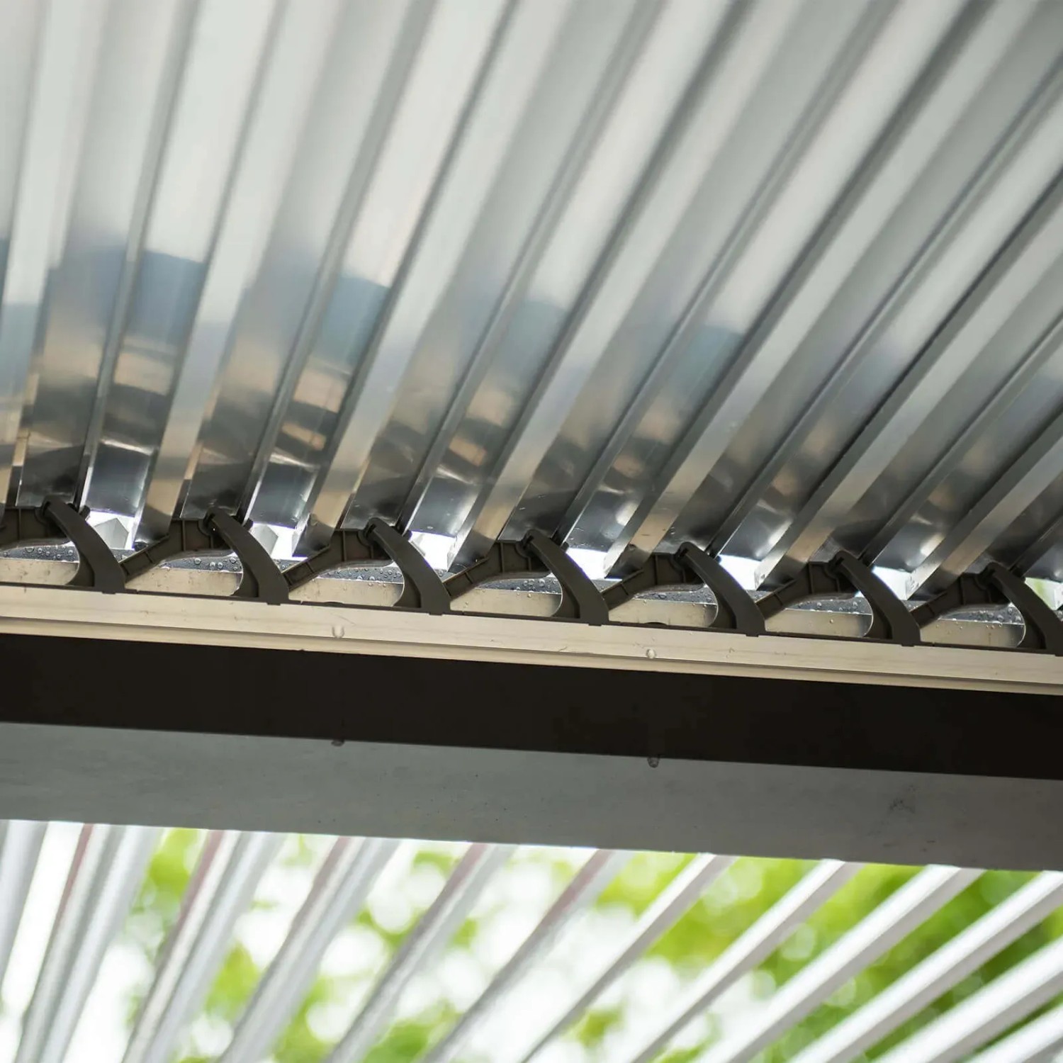 Detailaufnahme des Lamellendachs vom Home Deluxe Pavillon Cannes, individuell einstellbar.