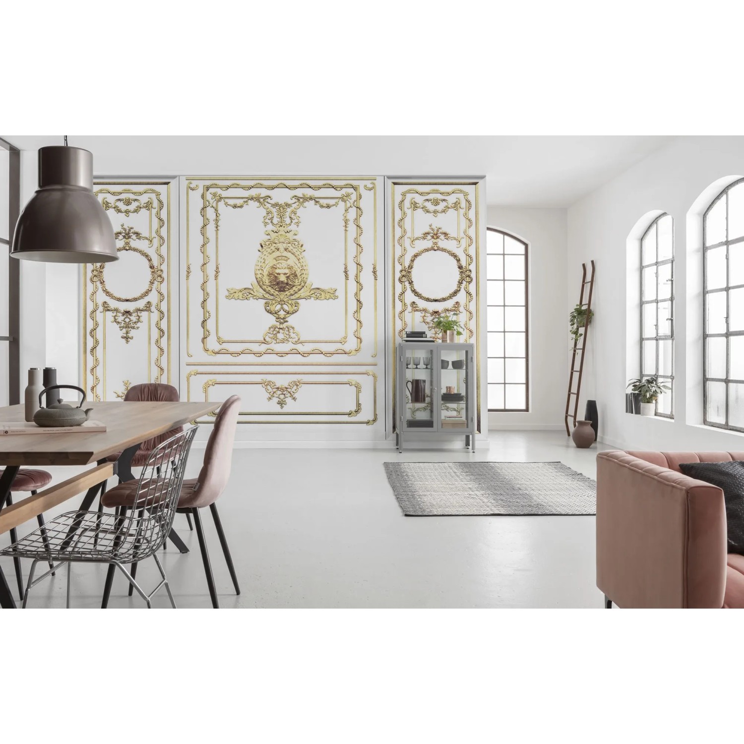 Komar Fototapete Roaring Royal (400x250 cm) im Wohnraum mit Stuck-Optik.