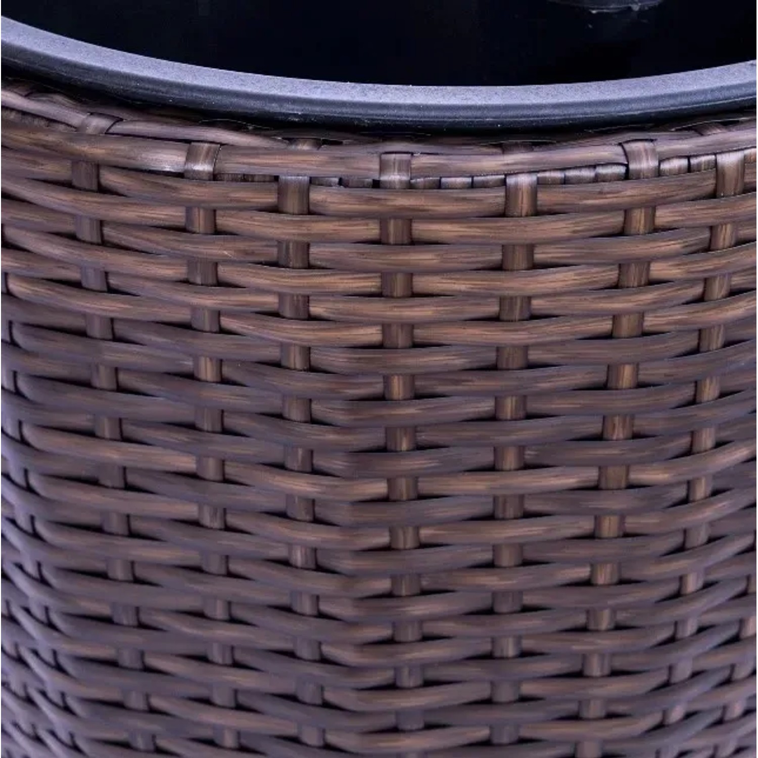 Detailaufnahme: Mocca-farbener, runder Polyrattan Pflanzkübel mit Flechtmuster.