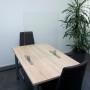 Hygiene Schutzglas Set 70x60 cm mit Edelstahl Standfüßen auf Tisch, Spuckschutz für Büro und Gewerbe.