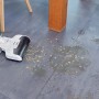 Leifheit Akku-Saugwischer Regulus Aqua PowerVac in Aktion auf Fliesenboden mit Schmutz.