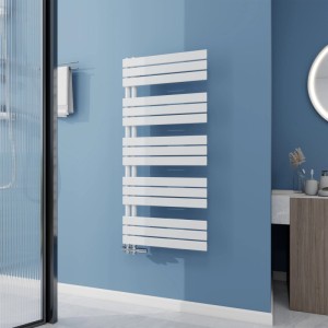 Weißer AICA Badheizkörper Handtuchwärmer an blauer Wand im modernen Badezimmer. Flaches Design, mit Seitenanschluss.