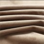 Nahaufnahme: Beige Samt Verdunkelungsvorhänge mit Ösen, weicher Stoff.