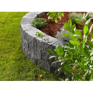 Anthrazitfarbene Vigneto Mauersteine (24x18x12 cm) als Beetbegrenzung im Garten.