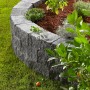 Anthrazitfarbene Vigneto Mauersteine (24x18x12 cm) als Beetbegrenzung im Garten.