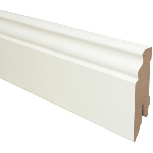 Profilierte, grundierte MDF Sockelleiste, 70 mm hoch, zur individuellen Gestaltung.