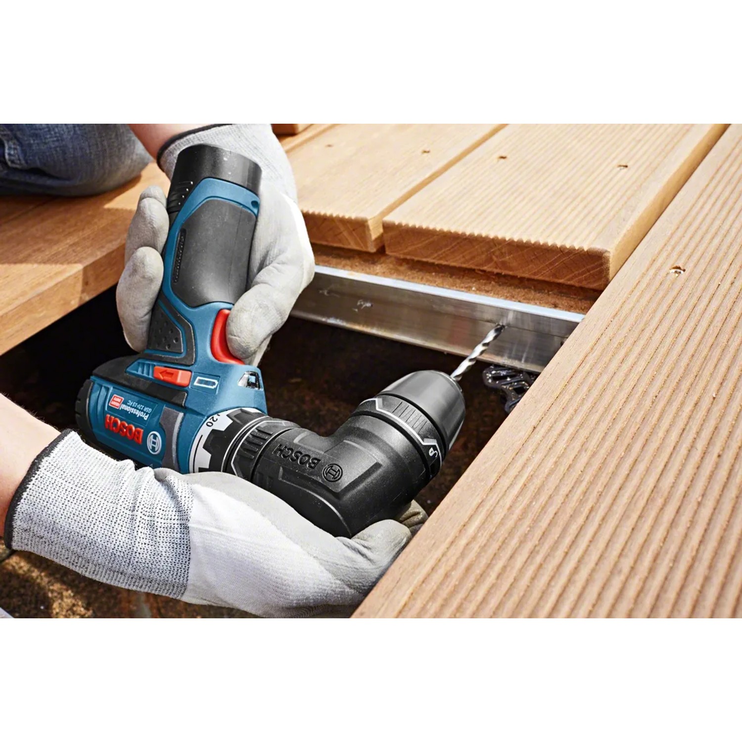 Bosch Professional Akku-Bohrschrauber GSR 12V-15 FC mit Winkelaufsatz beim Bohren in Holz.