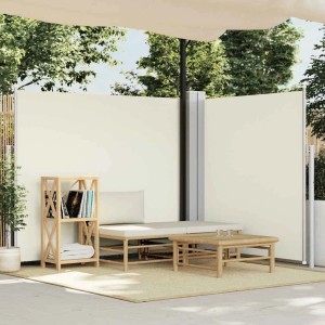 Ausgezogene, creme-farbene furnicato Seitenmarkise 180x600 cm als Wind- und Sichtschutz auf Terrasse.