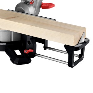 Metabo Kappsäge KGS 305 M mit Zugfunktion beim Holzzuschnitt.