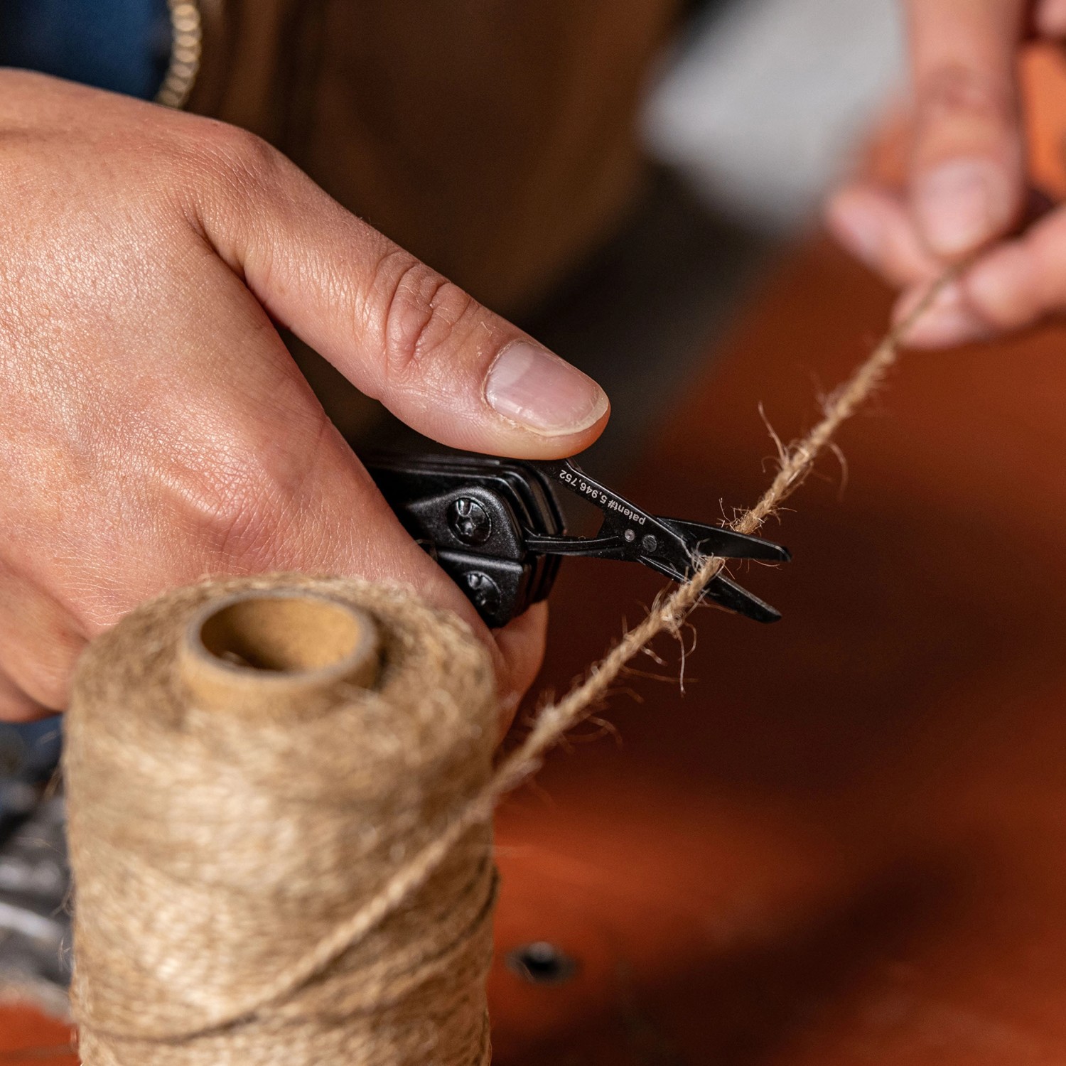 Gerber Multi-Tool Dime schneidet Schnur. Kompaktes Multitool mit Schere und 11 weiteren Werkzeugen.