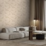Beige Vliestapete mit elegantem Kranich-Muster in Leinenoptik im modernen Wohnzimmer. Dekorative Tapete für stilvolle Wände.