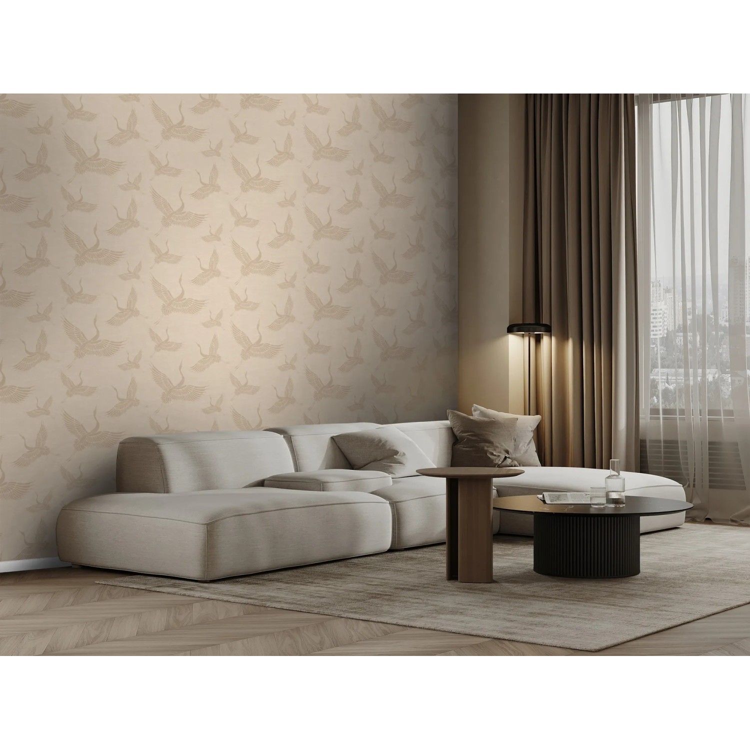 Beige Vliestapete mit elegantem Kranich-Muster in Leinenoptik im modernen Wohnzimmer. Dekorative Tapete für stilvolle Wände.