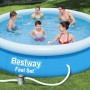 Blauer Bestway Fast Set Pool (Ø 366 cm) mit Familie im Garten und Filterpumpe.