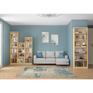 Wohnzimmer mit drei Holzregalen aus Kiefer massiv, verschiedene Größen.