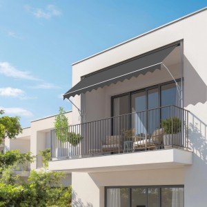 Graue Spettmann Fallarmmarkise Line, 350x150 cm, am Balkon eines modernen Hauses.