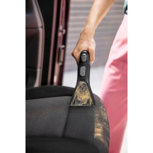 Kärcher Waschsauger SE 3 Compact in Nutzung: Reinigung eines Autositze.