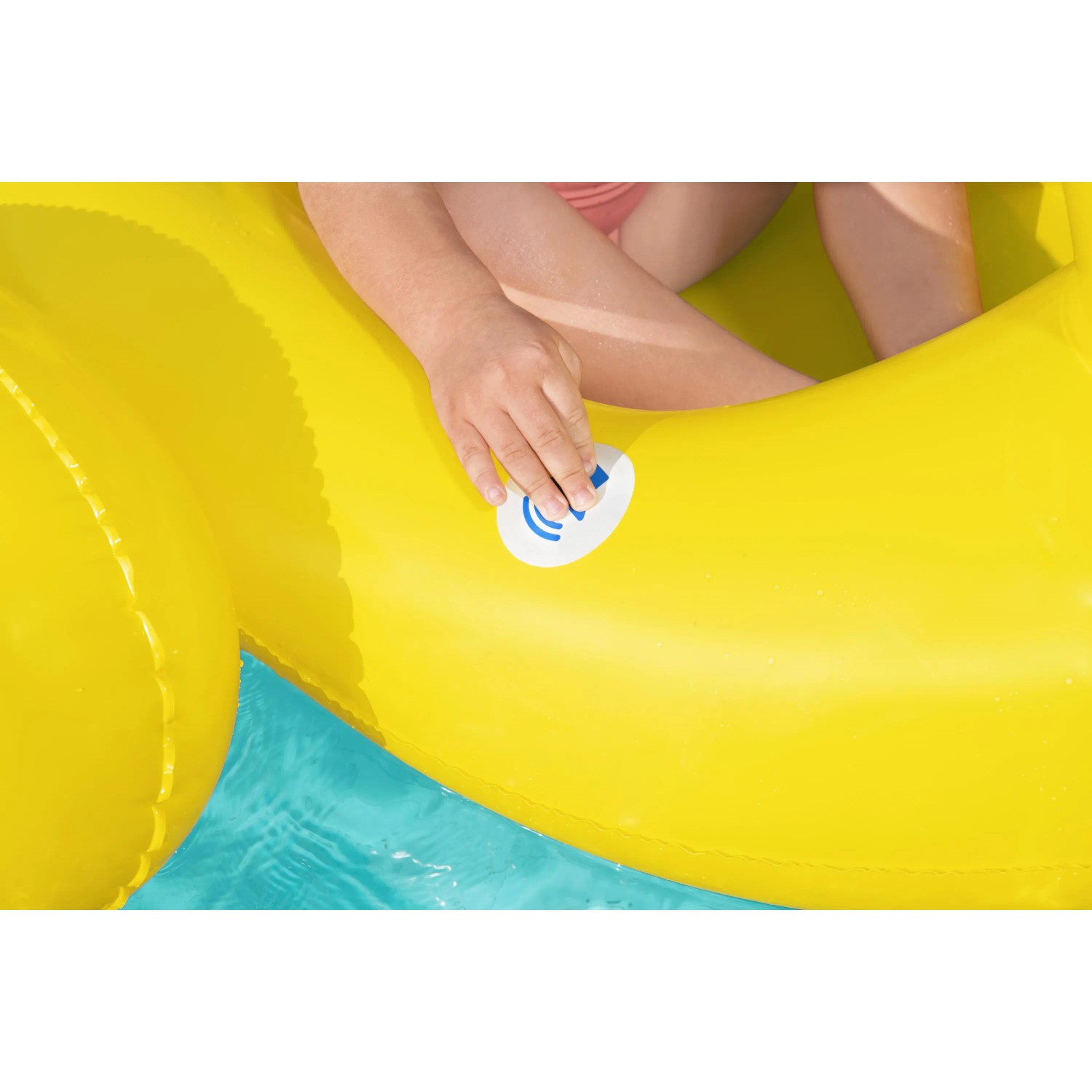 Bestway Kinder-Schlauchboot Ente: Gelbes Schwimmtier mit Lautsprecher im Wasser.