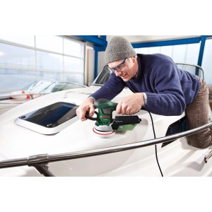 Mann schleift Boot mit Bosch Exzenterschleifer PEX 400 AE. Schleifmaschine mit Staubabsaugung.