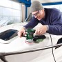 Mann schleift Boot mit Bosch Exzenterschleifer PEX 400 AE. Schleifmaschine mit Staubabsaugung.