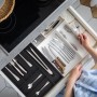 Schwarzer Relaxdays Besteckkasten aus Bambus mit 6 Fächern in einer Küchenschublade mit Besteck.