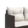 Detailaufnahme: Braune vidaXL Garten-Sofagarnitur aus Rattan mit weißen Kissen.