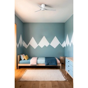 Weißer FARO Mini Punt Deckenventilator (90 cm) mit Fernbedienung in einem Kinderzimmer.