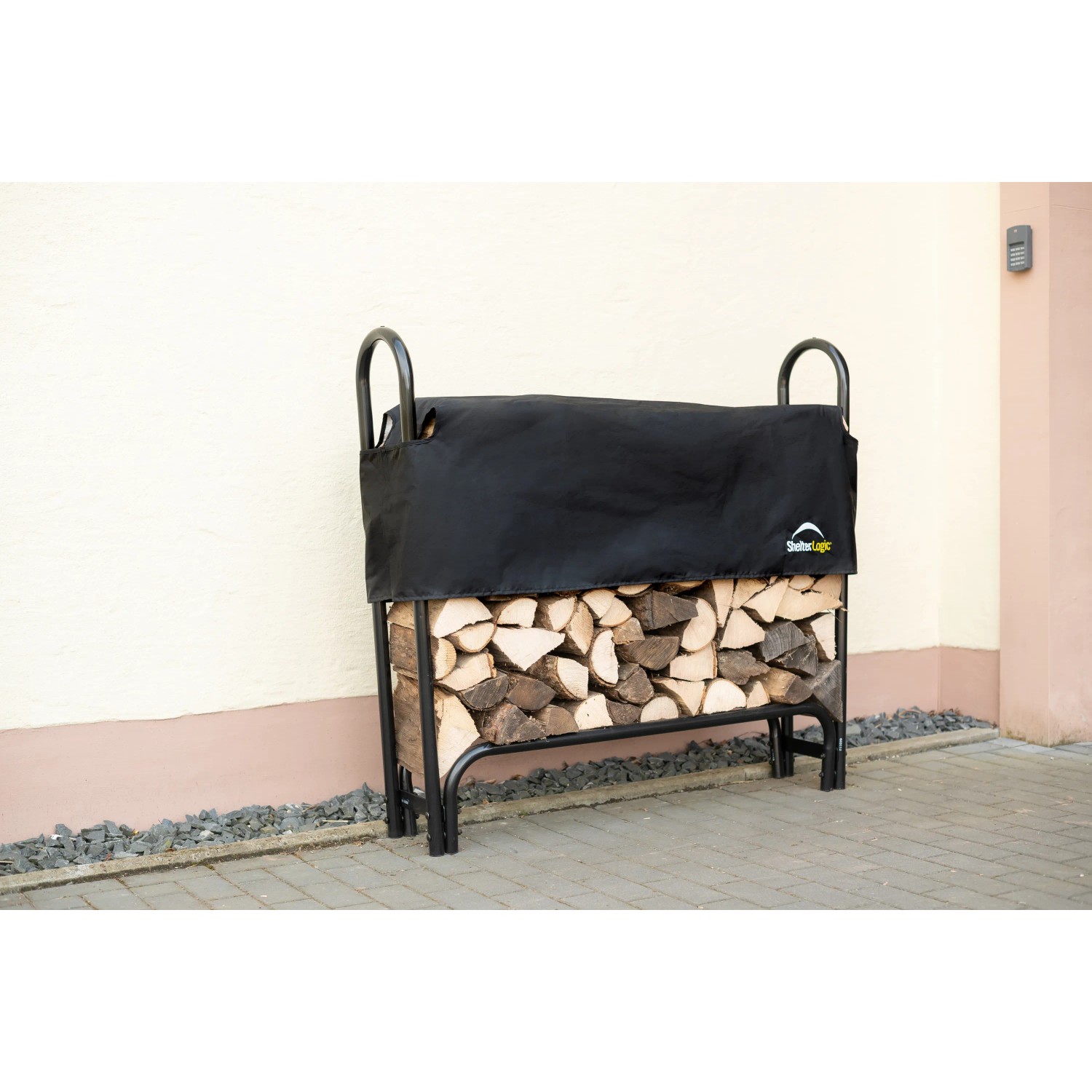 Schwarzes ShelterLogic Kaminholzregal 126x118cm mit Abdeckung, gefüllt mit Holz.