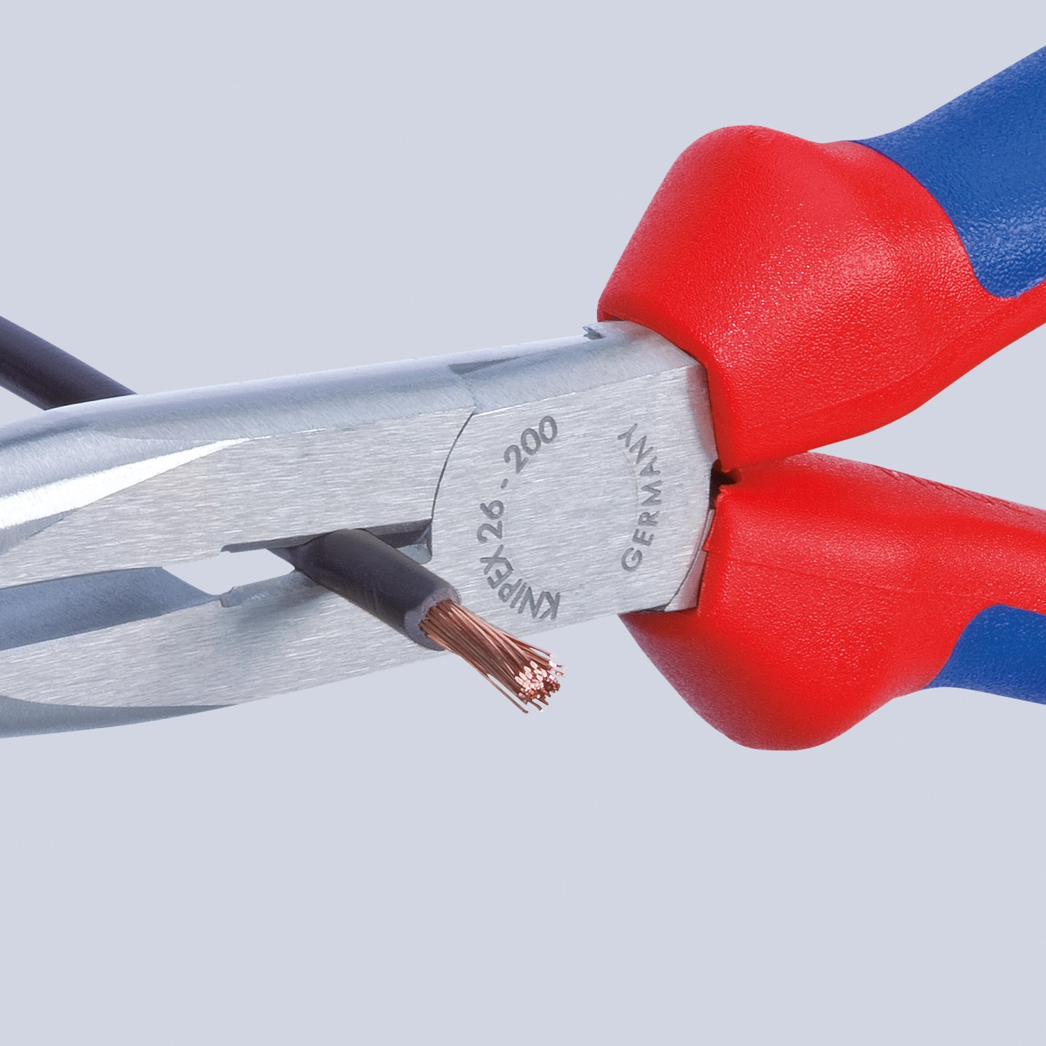 Knipex Flachrundzange 200 mm schneidet ein Kabel. Verchromte Zange mit blau-roten Griffen.