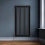 Schwarzer 3-Säulen Heizkörper, 150x56cm, traditionelles Design für Bad und Wohnraum.