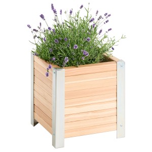 Quadratischer Wilk Pflanzkübel aus Lärche mit silbernen Metallbeschlägen und Lavendel.