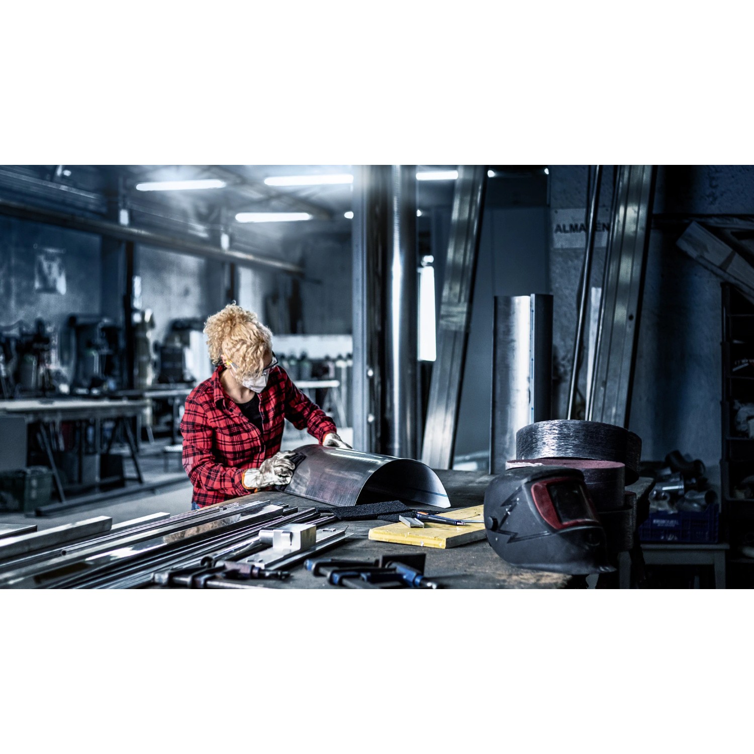 Frau schleift Metall mit Bosch Vliesschleifpad Expert N880 (2-teilig, 115x140mm).