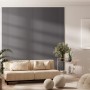 Wohnraum mit Arctic Grey Akustikpaneel-Muster an der Wand hinter einem beigen Sofa.