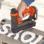 Black+Decker Akku-Tacker/Nagler BDCT12N in Aktion. Akkugerät zum Heften von Buchstaben.