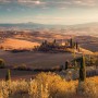 Komar Fototapete Vlies Toskanagold, Landschaft mit Haus und Zypressen, 400x250 cm