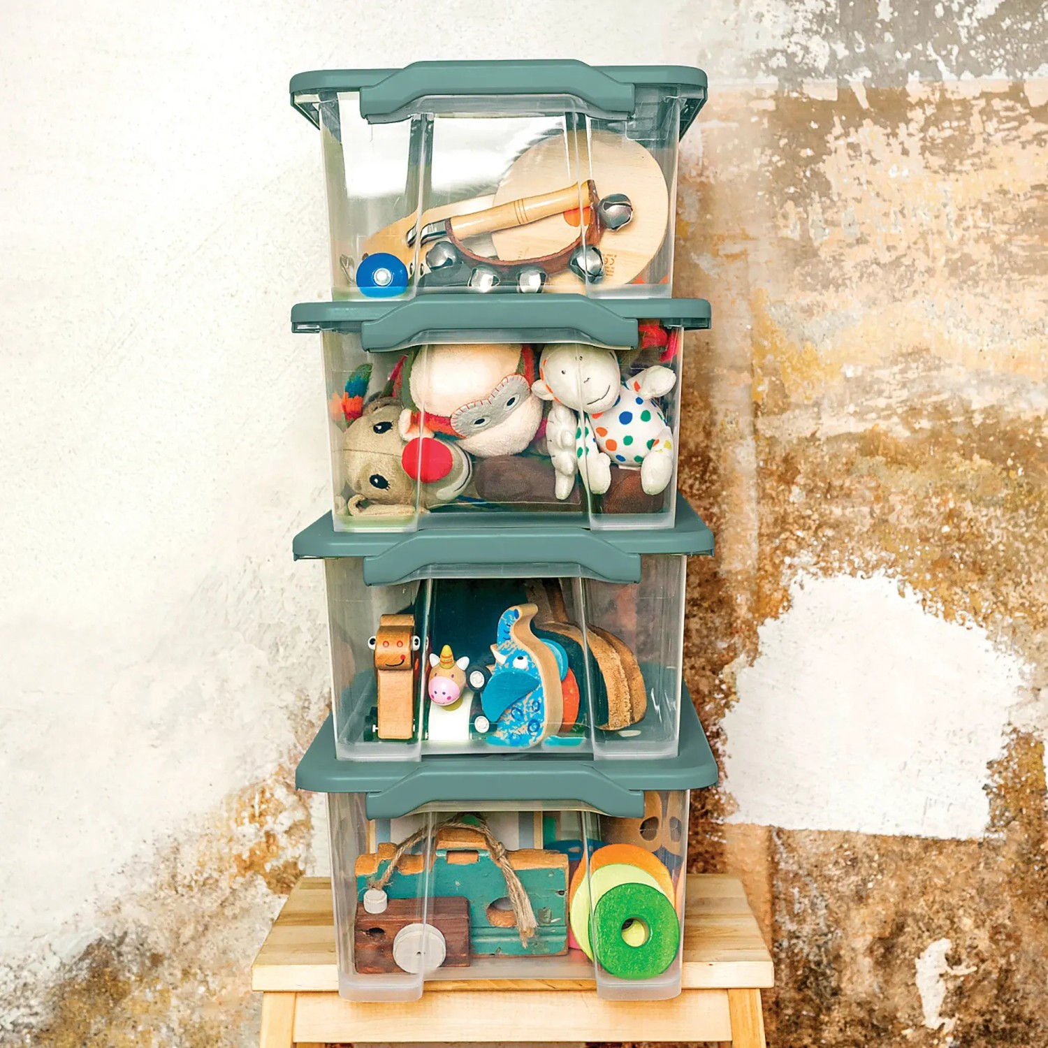 Gestapelte Rotho Box Evo Safe 15 l in Mistletoe Green, gefüllt mit Spielzeug. Aufbewahrungsboxen für Kinderzimmer.