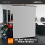Grauer Walimex Pro Roll-Up Fotohintergrund (155x200cm) im Büro. Selbsttragend & freistehend für Studio & Videokonferenzen.